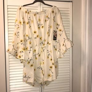 Beautiful floral off the shoulder romper!!